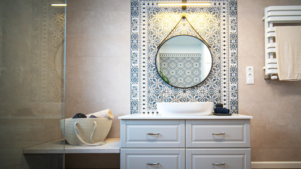 łazienka dla gości, kwiaty w łazience, arabski wzór w łazience