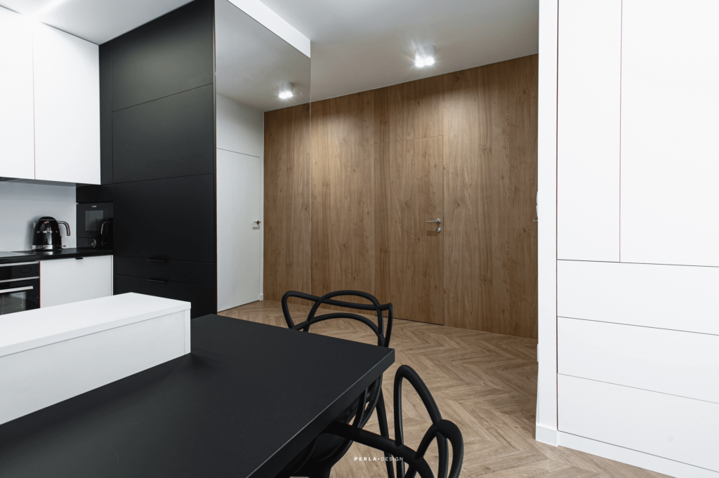 minimalistyczne mieszkanie drewniana ściana z ukrytymi drzwiami