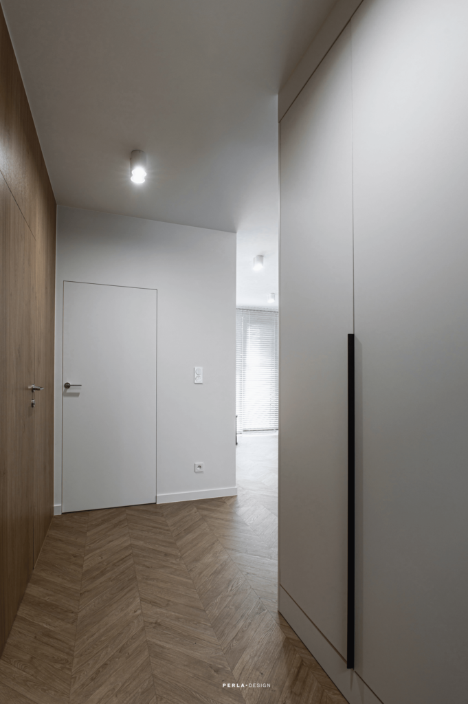 minimalistyczne mieszkanie ukryte drzwi