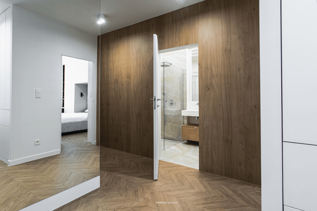 minimalistyczne mieszkanie ukryte drzwi do łazienki