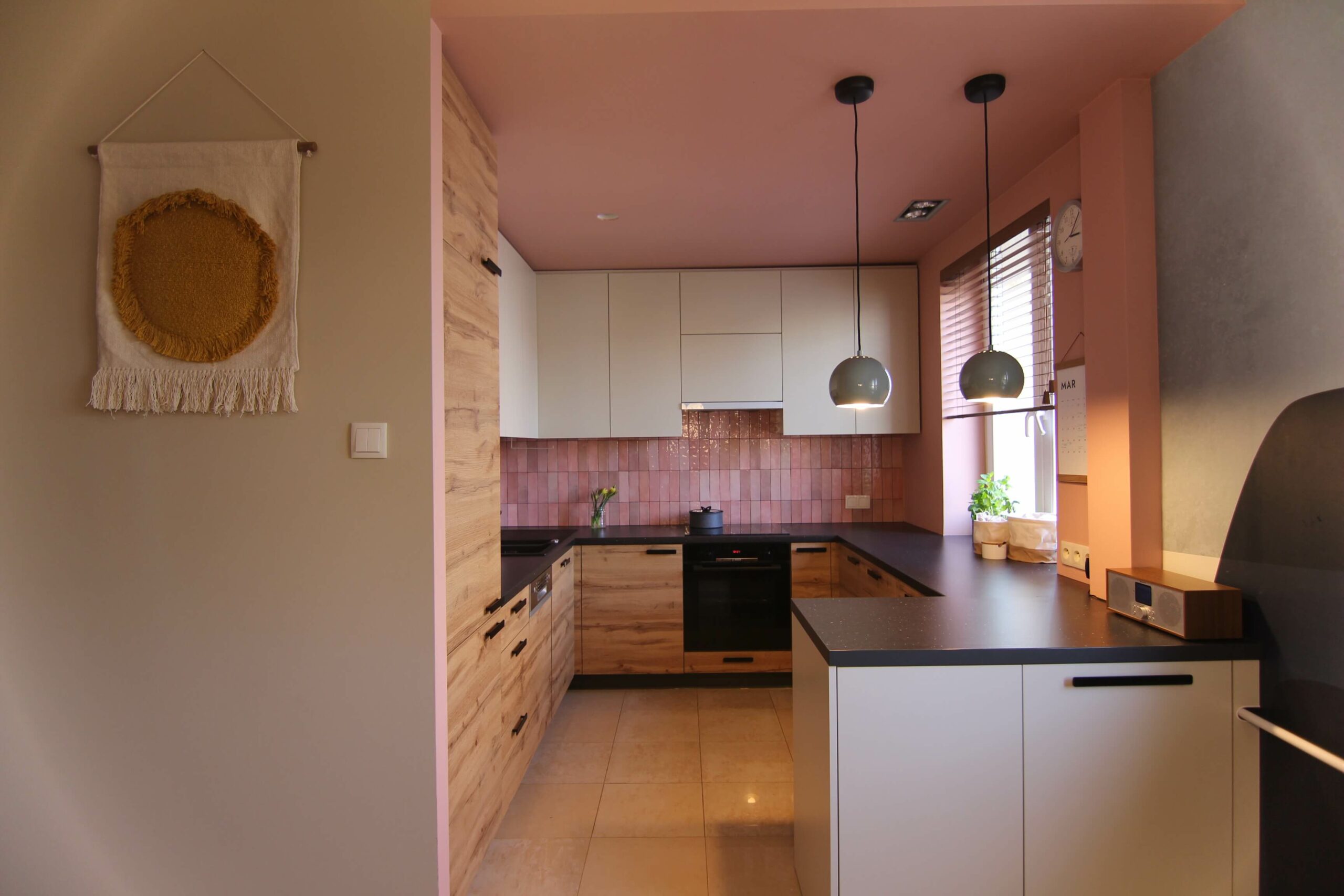 wyspa w kuchni przy ścianie, różowa kuchnia vintage