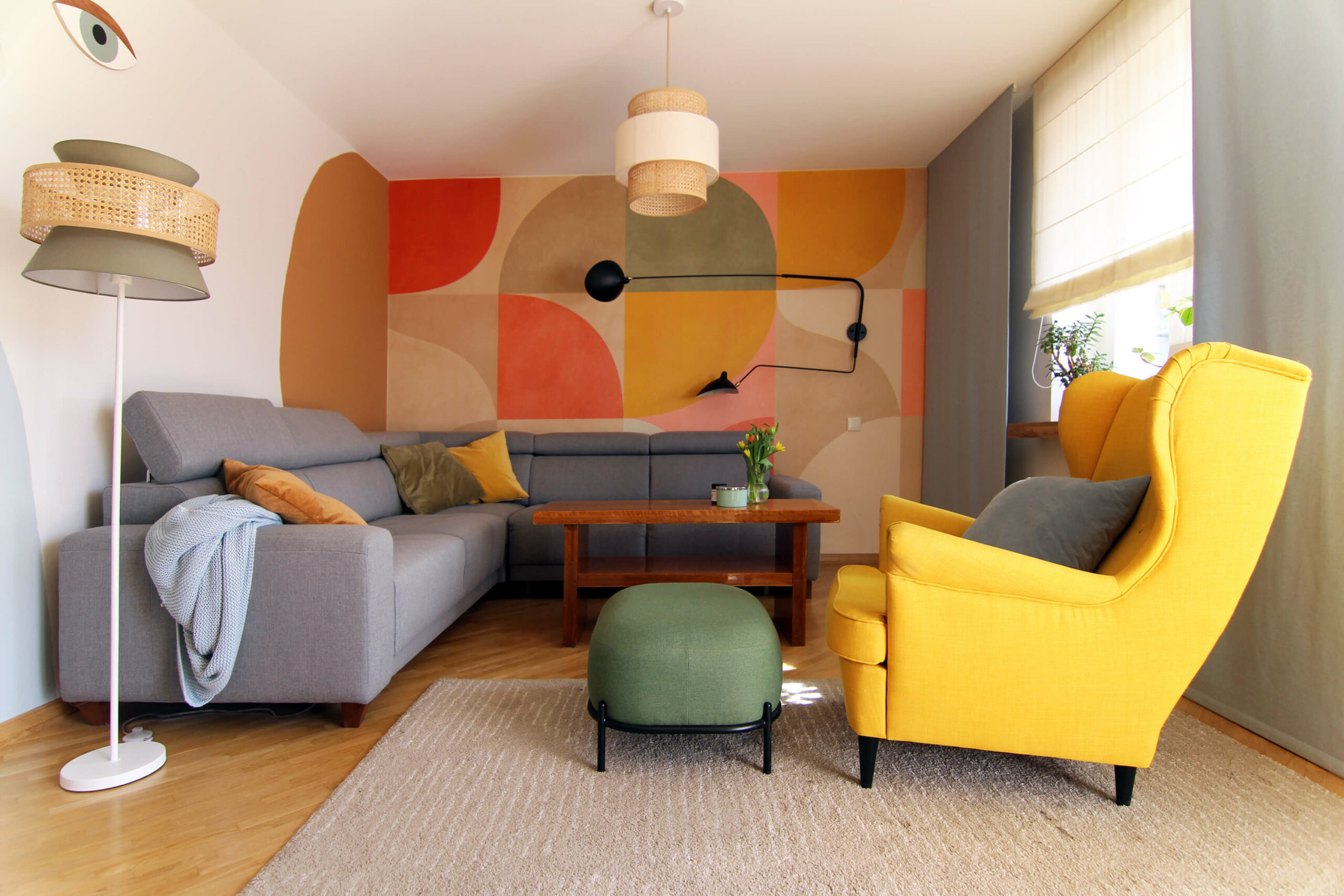 salon z stylu vintage eklektyzm kolorowa tapeta w salonie musztardowy fotel
