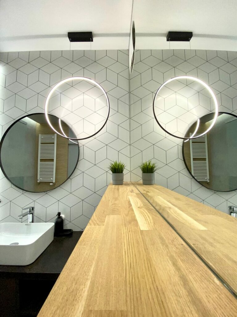 łazienka płytki heksagony lustro do łazienki wiszące koło