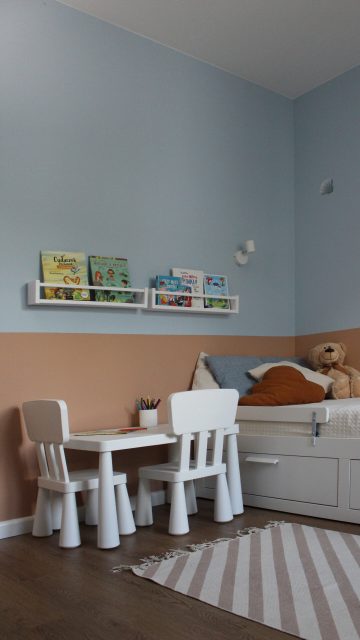 pokój dla chłopca półki na ścianę montessori